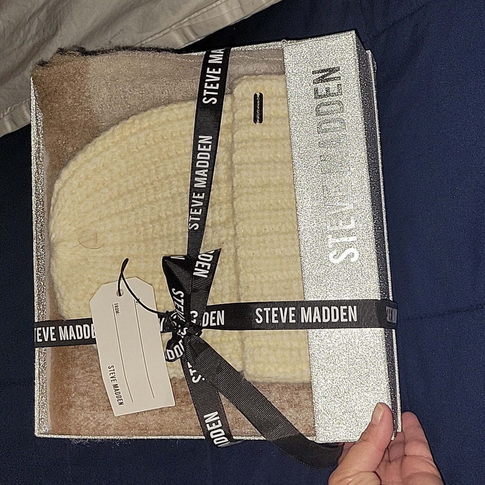 Steve Madden beanie and scarf set brand new
